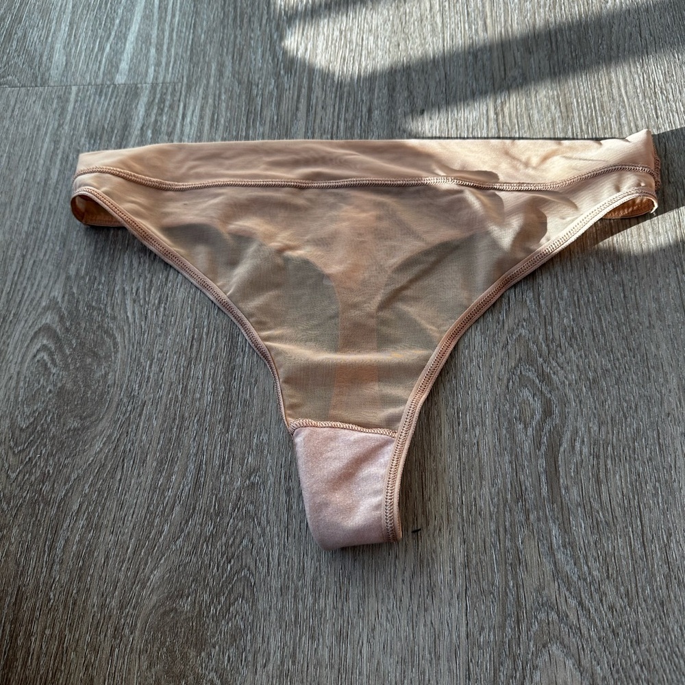 Gap Thong - Picture 4 of 4